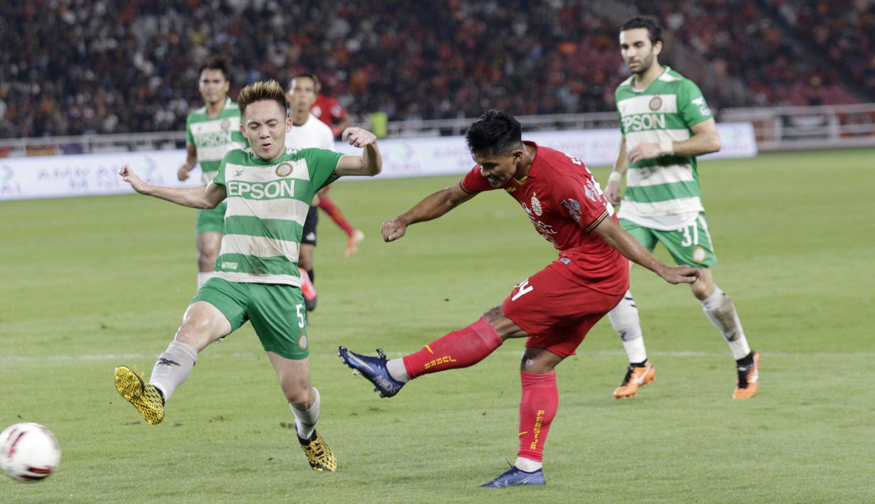 Penyerang Persija Jakarta, Heri Susanto, melepaskan tendangan saat melawan Geylang International FC pada laga uji coba di SUGBK, Jakarta, Minggu, (23/2/2020). Persija menang dengan skor 3-1. (Bola.com/M Iqbal Ichsan)