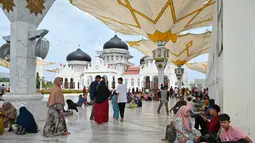Masjid Raya Baiturrahman tersebut selain menjadi ikon Provinsi Aceh juga menjadi salah satu tujuan utama para wisatawan yang berkunjung di daerah itu terutama saat libur lebaran. (AFP/CHAIDEER MAHYUDDIN)
