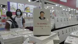 Buku "Xi Jinping: Pemerintahan Tiongkok" dipajang di stan selama pameran buku tahunan di Hong Kong, Rabu (20/7/2022). Pameran Buku Hong Kong akan diadakan pada 20-26 Juli. (AP Photo/Kin Cheung)