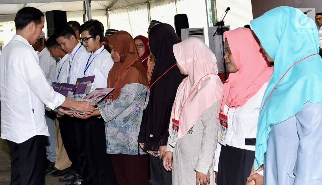 Presiden Jokowi menyerahkan secara simbolis KIP (Kartu Indonesia Pintar), Program Keluarga Harapan (PKH) dan bansos pangan rastra (beras sejahtera) di Kota Banjarbaru, Kalimantan Selatan (26/3). (Liputan6.com/Pool/Biro Setpres)