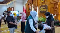 Gubernur Jatim  Khofifah Indar Parawansa memberikan santunan keluarga KRI Nanggala 402. (Dian Kurniawan/Liputan6.com)