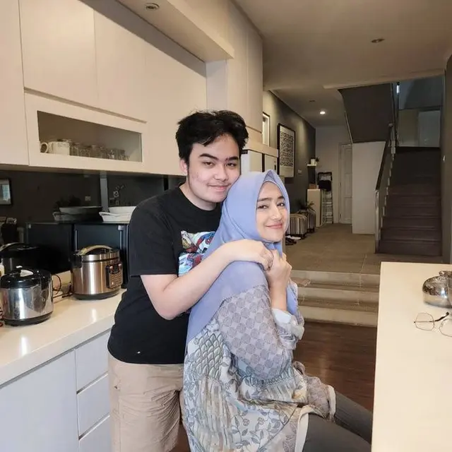 Potret dapur Cindy Fatika Sari dan Teuku Firmansyah di rumah lama (Sumber: Youtube/Jempolan)