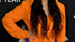 Penyanyi Spanyol Rosalia berpose saat tiba menghadiri Gala Recording Academy Latin Person 2019 untuk menghormati musisi Kolombia Juanes, selama Penghargaan Grammy Latin Tahunan ke-20 di Las Vegas, Nevada (13/11/2019). (AFP/Bridget Bennett)