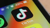 Wanita ini lempar handphone milik karyawannya karena ketahuan asyik main Tik Tok di jam kerja. (Sumber: AFP)
