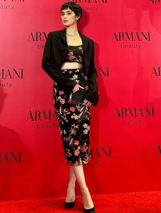 Renata Kusmanto pamer body goals kenakan crop top dan midi skirt floral berbalut blazer [@renata711]