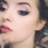 Ilustrasi Penggunaan Produk Kosmetik Credit: unsplash.com/freestocks