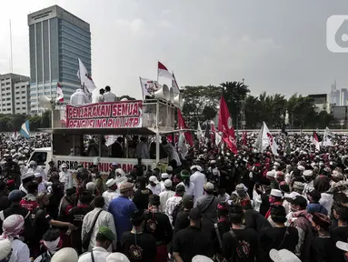 Massa dari sejumlah ormas melakukan demonstrasi di depan Gedung MPR/DPR/DPD, Jakarta, Rabu (24/6/2020). Dalam aksinya mereka menuntut Rancangan Undang-undang (RUU) Haluan Ideologi Pancasila (HIP) ditarik dari Program Legislasi Nasional (Prolegnas). (Liputan6.com/Johan Tallo)