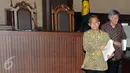 Ketua Hakim PTUN Medan (nonaktif) Tripeni Irianto Putro menjalani sidang pembacaan tuntutan di Pengadilan Tipikor, Jakarta, Kamis (19/11). Tripeni dituntut empat tahun penjara atas perbuatannya menerima suap dari OC Kaligis. (Liputan6.com/Helmi Afandi)