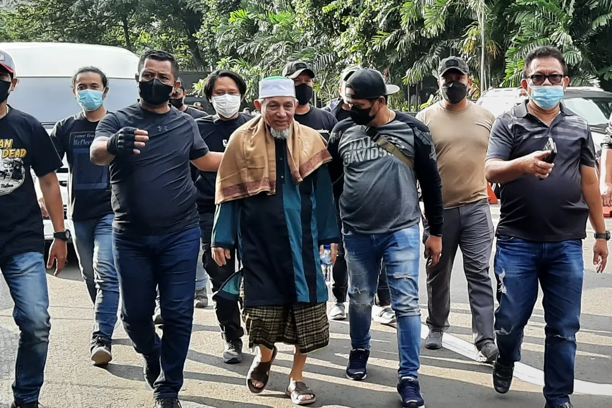 Pimpinan Khilafatul Muslimin Abdul Qadir Hasan Baraja saat tiba di Polda Metro Jaya, Selasa (7/6/2022). (Liputan6.com/Ady Anugrahadi)