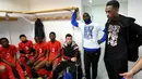 Pemain Timnas Prancis, Anthony Martial, memberi wejangan kepada para pemain muda Les Ulis di ruang ganti sebelum bertanding, (23/5/2016). (AFP/Franck Fife) 