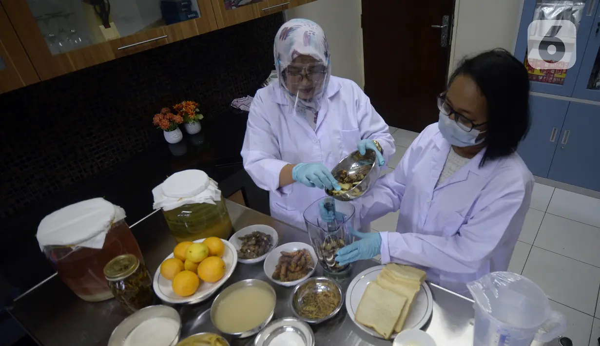 Peneliti LIPI membuat selai jahe merah fermentasi di Puspitek Serpong, Tangerang Selatan, Banten, Senin (26/10/2020). Selai Marmalade yang terbuat dari fermentasi rempah-rempah lokal bisa meningkatkan daya tahan tubuh di tengah pandemi COVID-19. (merdeka.com/Dwi Narwoko)