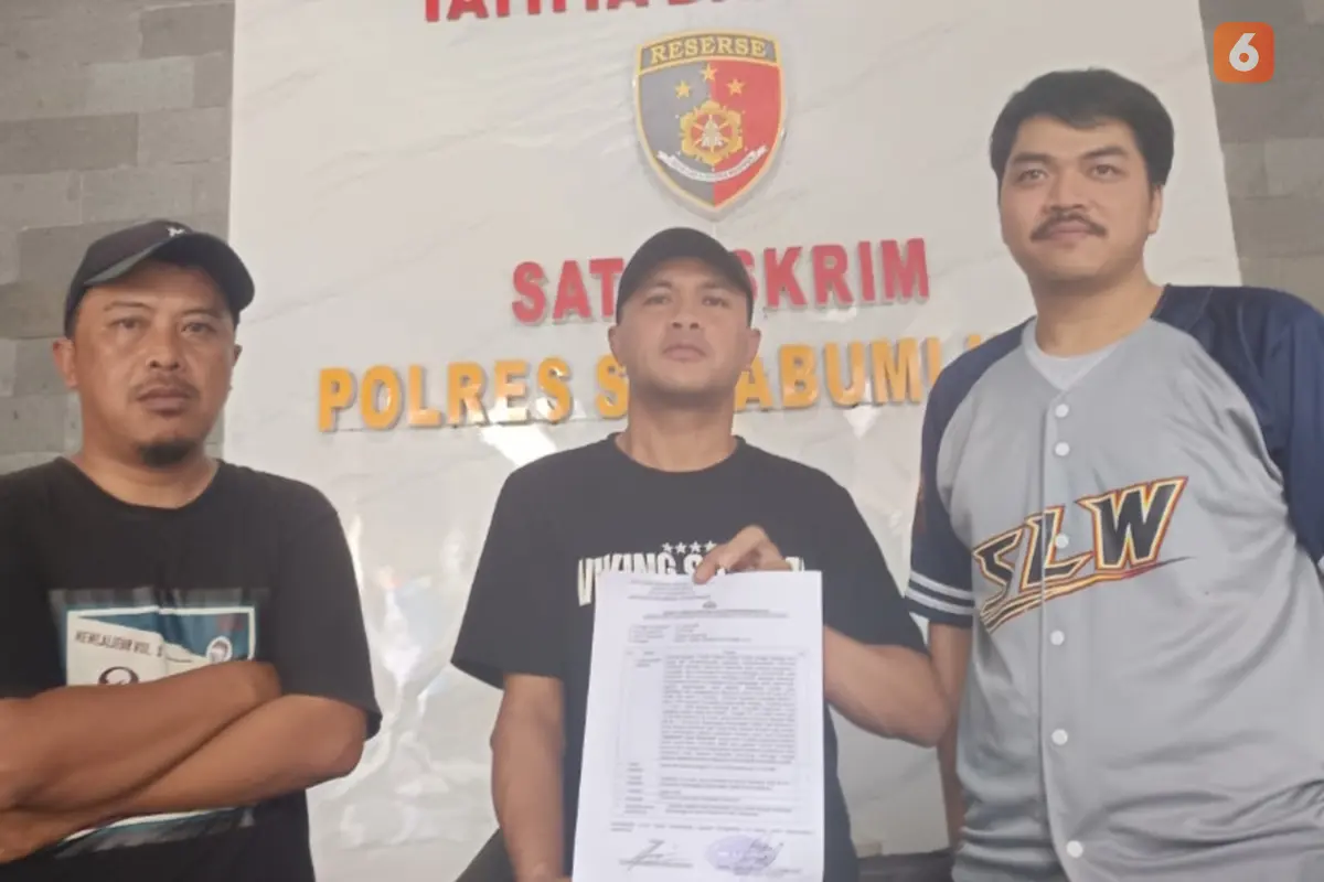 Bobotoh Persib asal Sukabumi saat membuat laporan dugaan pencemaran nama baik oleh akun sosmed, di Polres Sukabumi Kota. (Liputan6.com/Fira Syahrin).