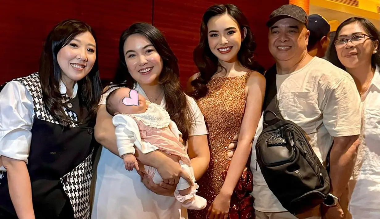 Film Bila Esok Ibu Tiada menggelar gala premiere pada Kamis (30/10). Amanda Manopo yang menjadi salah satu pemainnya, hadir dengan gaya stunning. Kebahagiaannya bertambah dengan kehadiran keluarga. Tampak sang kakak yang membawa bayi dan ayahnya datang mendukung. (Liputan6.com/IG/@angelicamanopo)