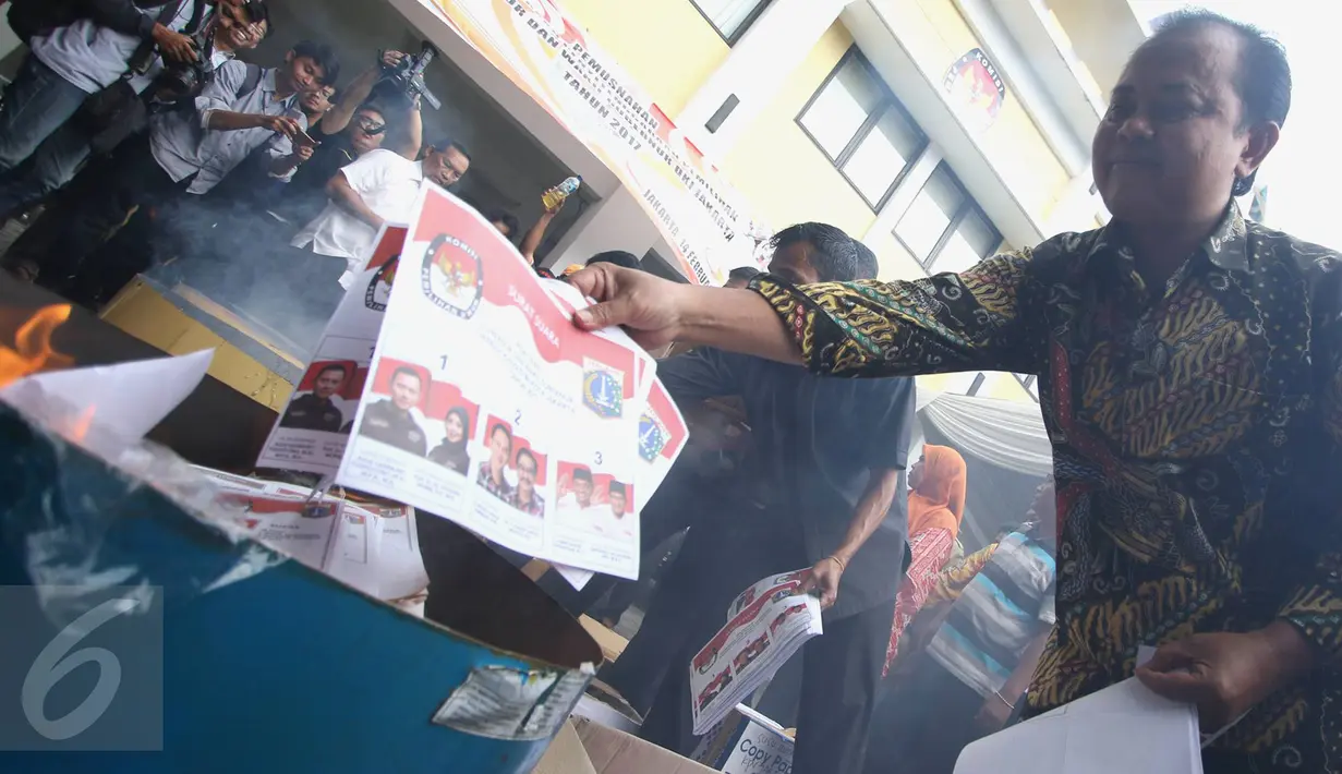 Ketua KPU DKI, Sumarno membakar surat suara yang rusak, Jakarta, Selasa (14/2). KPUD DKI Jakarta memusnahkan 46.628 surat suara, dengan rincian 22.444 surat suara yang cacat atau rusak serta 24.184 surat suara baik sisa. (Liputan6.com/Immanuel Antonius)