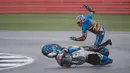  Pebalap Marc VDS Racing asal Australia, Jack Miller, terlempar dari motornya saat kualifikasi MotoGP Inggris di Sirkuit Silverstone, Inggris, (3/9/2016). (AFP/Oli Scarff)