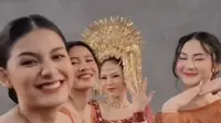 Para bridesmaid hadir dengan kebaya orange serta gaya rambut sanggulnya. Termasuk aktis film, Shenina Cinnamon yang tampil elegan. [@zahwaqilah]