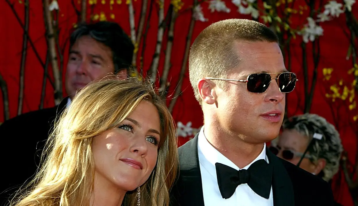 Mendapat gugatan cerai dari Angelina Jolie, tersiar kabar Brad Pitt meminta maaf kepada mantan istrinya, Jennifer Aniston. Selain itu juga, kabarnya aka nada pertemuan rahasia antara keduanya. (AFP/Bintang.com)