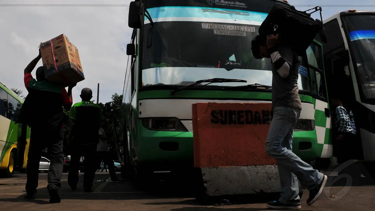 Ribuan Pemudik Padati Kampung Rambutan
