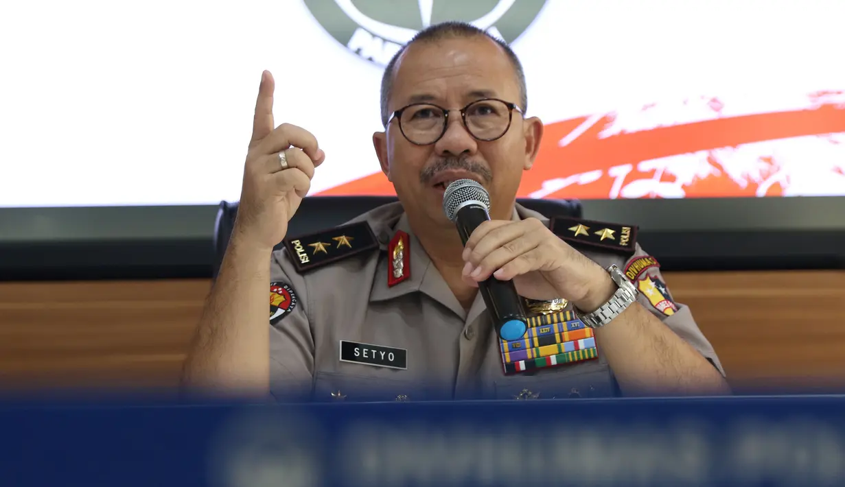 Kadiv Humas Mabes Polri Irjen Setyo Wasisto memberi keterangan penangkapan empat terduga teroris Cianjur, di Mabes Polri, Minggu (13/5). Dari penangkapan, polisi menyita kartu identitas, ponsel, kartu ATM, dua senjata api (Liputan6.com/Helmi Fithriansyah)