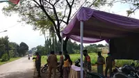 Sosialisasi PSBB Bekasi dilakukan antara lain di Desa Taman Rahayu, Setu, Kabupaten Bekasi yang berbatasan dengan Cileungsi, Bogor. (Liputan6.com/Bam Sinulingga)