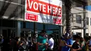 Orang berbaris untuk memberikan suara lebih awal di luar San Diego Pemilihan Office di San Diego, California, AS, Senin (7/11). (REUTERS / Mike Blake)