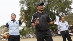Pelatih Tira Persikabo, Rahmad Darmawan, memberikan instruksi saat memberikan pelatihan di Lembaga Pemasyarakatan Anak Tangerang, Banten, Senin (26/8). Latihan ini dalam rangka rencana pembuatan film. (Bola.com/Vitalis Yogi Trisna)