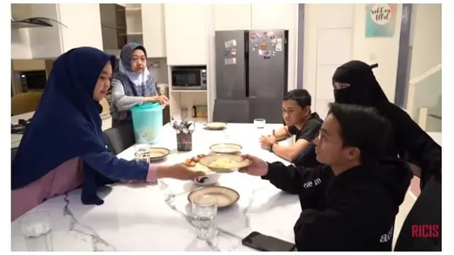 6 Momen Seru Ria Ricis Sahur Bareng Taqy Malik dan Adiknya