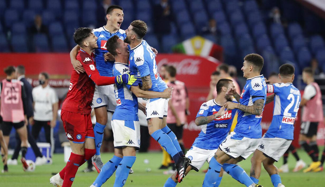 Para pemain Napoli merayakan kemenangan usai mengalahkan Juventus pada laga final Coppa Italia di Stadion Olympic, Roma, Rabu (17/6/2020). Napoli menjadi juara setelah berhasil menang lewat adu penalti atas Juventus dengan skor 4-2.(AP/Andrew Medichini)