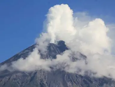 Gunung Semeru terlihat mengalami aktivitas vulkanik letusan hembusan berupa gugusan awan putih, terlihat dari desa Supit Urang, kecamatan Pronojiwo, kabuaten Lumajang, Jatim, Minggu (8/4).Terkait meningkatanya aktivitas vulkanik gunung semeru hingga saat ini status gunung Semeru di level siaga. (Antara)