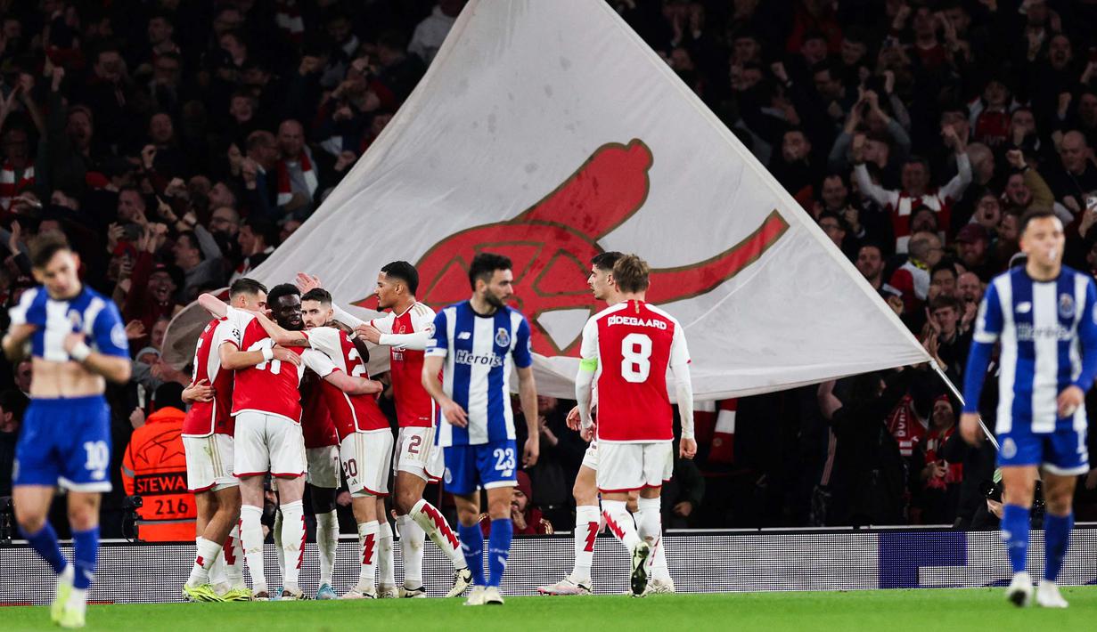 Arsenal memastikan tiket ke perempat final Liga Champions usai menang adu penalti 4-2 (1-1) atas Porto pada leg kedua babak 16 besar Liga Champions di Stadion Emirates, London, Rabu (13/3) dini hari WIB. (Adrian DENNIS/AFP)