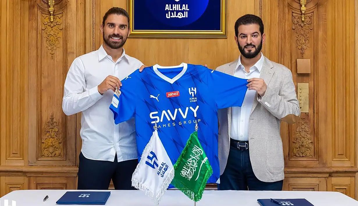 Ruben Neves didatangkan Al Hilal dari Wolverhampton Wanderers dengan nilai transfer 55 juta euro atau setara Rp928 miliar setelah membela Wolves selama 6 musim sejak 2017/2018. Ia dikontrak Al Hilal selama 3 tahun hingga 30 Juni 2026 dengan bayaran 300 ribu poundsterling atau setara Rp5,9 miliar per-minggu. (instagram.com/alhilal)
