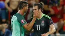 Cristiano Ronaldo dan Gareth Bale usai menjalani laga Semi Final Piala Eropa 2016 di Parc Olympique Lyonnais, Perancis, Kamis (7/7). Portugal menang atas Wales dengan skor akhir 2-0. (REUTERS)