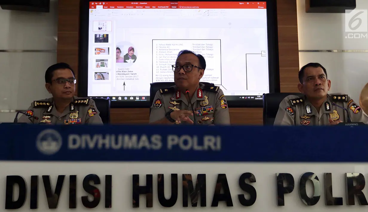 Kadiv Humas Mabes Polri Brigjen Dedi Prasetyo memberi keterangan terkait kelompok terorisme ISIS di Sumatera Barat, Mabes Polri, Jakarta, Selasa (23/7/2019). Densus 88 Antiteror menangkap terduga teroris N (39) di Padang pada 18 Juli 2019. (Liputan6.com/JohanTallo)