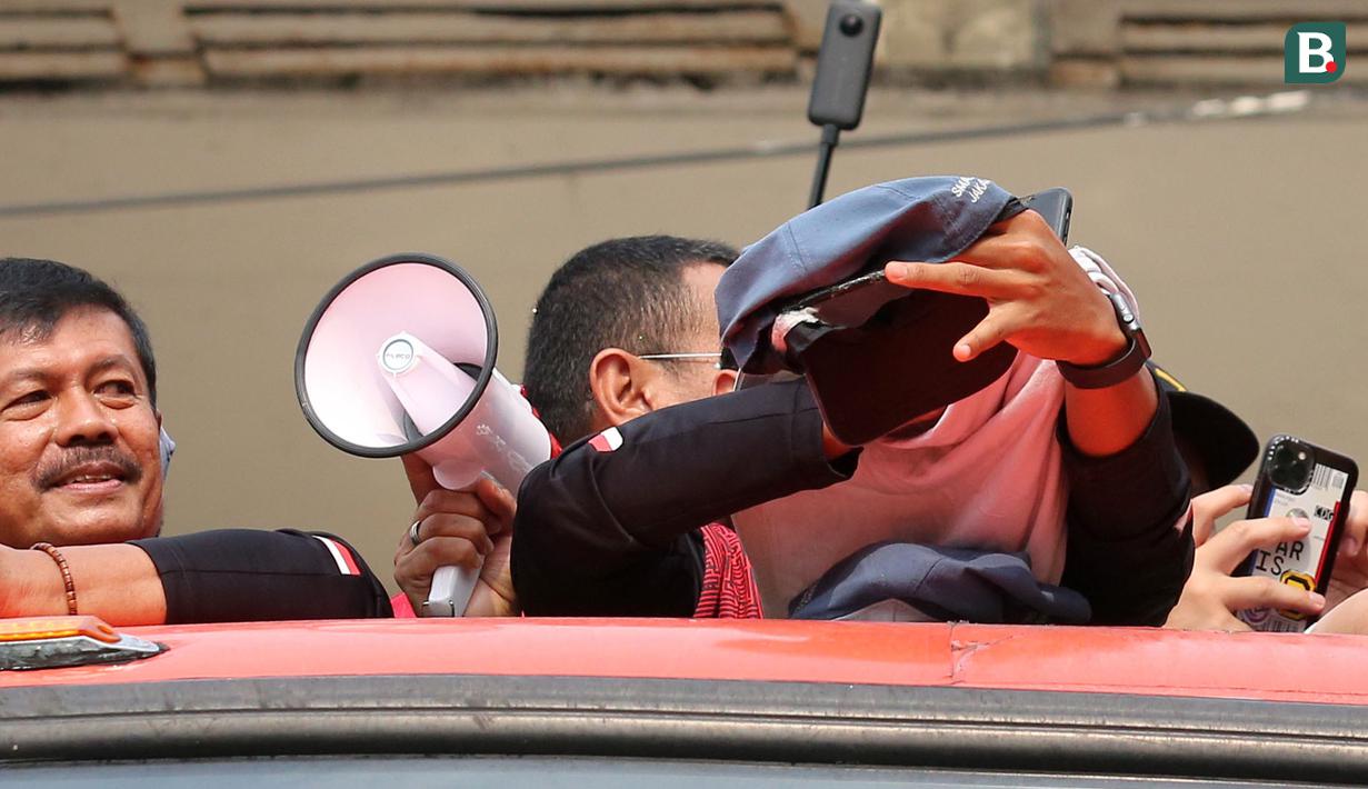 Pemain Timnas Indonesia U-22, Pratama Arhan saat tertimpuk seragam dari salah satu pelajar SMA Negeri 7 Jakarta Pusat saat pawai pawai bertajuk Kira87uara Kontingen SEA Games 2023 yang berlangsung dari Kemenpora hingga Stadion Utama Gelora Bung Karno (SUGBK), Senayan, Jakarta, Jumat (19/5/2023). Acara tersebut merupakan bentuk perayaan keberhasil kontingen Indonesia yang telah melampaui target medali emas di SEA Games 2023 dan kesuksesan Timnas Indonesia U-22 yang telah mengakhiri puasa gelar 32 tahun di SEA Games 2023. (Bola.com/Bagaskara Lazuardi)