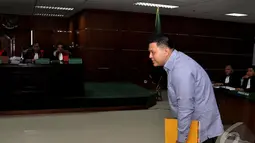 Teddy meminta KPK untuk mengusut lebih jauh praktek ijon proyek di Kementerian PDT, Pengadilan Tipikor, Jakarta, Senin (13/10/2014) (Liputan6.com/Miftahul Hayat) 