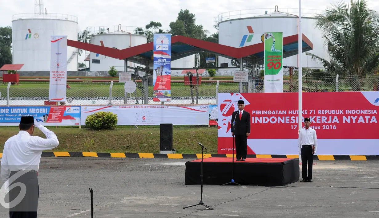 Dirut PT Pertamina, Dwi Soetjipto (tengah) memimpin upacara peringatan kemerdekaan Indonesia ke-71 di Terminal BMM, Manokwari, Papua Barat, Rabu (17/8). Upacara diikuti ratusan karyawan BUMN dari berbagai instansi. (Liputan6.com/Helmi Fithriansyah)