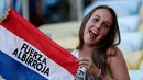 Seorang suporter menunjukkan bendera Paraguay saat negara tersebut akan bertanding dalam laga Grup B Copa America 2019 di Stadion Maracana, Rio de Janeiro, Brasil, Minggu (16/6/2019). (AP Photo/Silvia Izquierdo)