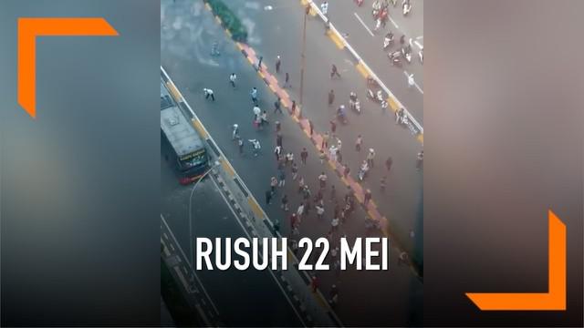 Situasi terkini di sekitar Gedung Wisma BCA Slipi. Aksi anarkis dilakukan massa aksi 22 Mei dengan merusak dan membakar mobil milik polisi.