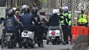 Petugas Kepolisian melakukan razia pengendara motor dengan knalpot bising di kawasan Monumen Nasional (Monas), Jakarta, Minggu (7/3/2021). Razia knalpot bising tersebut guna memberikan kenyamanan bagi warga yang hendak berolahraga di area tersebut. (Liputan6.com/Herman Zakharia)