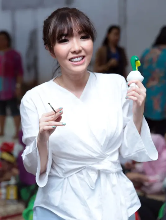 "Aku biasanya memberi contoh. Kalau contoh itu kan langsung ditangkap sama memori anak-anak. Nggak cuma diajarkan ABCDE, jadi dengan contoh baik dari kita," ujar Gisel, di kawasan Salemba, Jakarta Pusat, Selasa, (13/6/2017). (Deki Prayoga/Bintang.com)