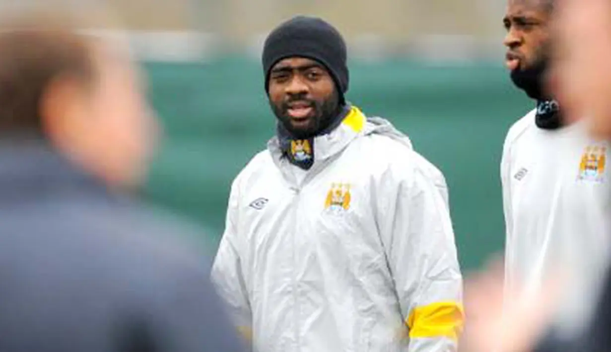Bek Manchester City Kolo Toure (tengah) dan adiknya Yaya Toure di sesi latihan tim yang digelar di kompleks Carrington, 16 Maret 2011, jelang babak 16 besar Europa League lawan Dynamo Kiev. AFP PHOTO / ANDREW YATES
