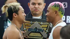 Petinju Paris Pernandes dan petinju Yunus Warmaer berpose usai melakukan timbang badan jelang ajang tinju bertajuk Byon Combat Showbiz Vol.2, di kawasan Senopati, Jakarta, Selasa (7/11/2023). (Liputan6.com/Herman Zakharia)