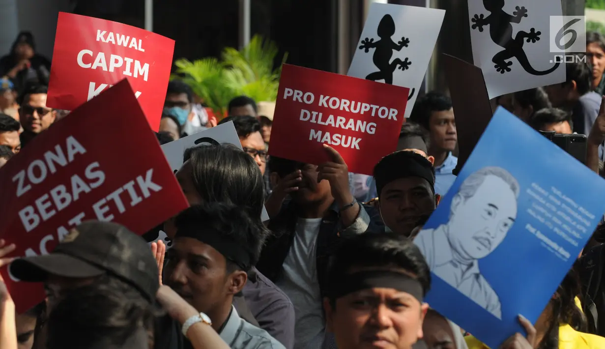 Koalisi dari berbagai masyarakat sipil antikorupsi dan wadah pegawai KPK melakukan aksi di Gedung KPK, Jumat (30/8/2019). Mereka mendesak panitia seleksi calon pimpinan (Capim) KPK memilih yang bersih dan berintegritas tidak bermasalah. (merdeka.com/Dwi Narwoko)