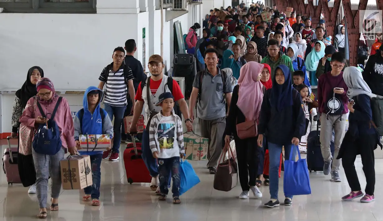 Penumpang kereta api Senja Utama tiba di Stasiun Pasar Senen, Jakarta Pusat, Sabtu (23/6). Pihak KAI memperkirakan arus balik Idul Fitri 1439 Hijriyah masih akan berlangsung hingga tanggal 26 Juni mendatang. (Liputan6.com/Immanuel Antonius)