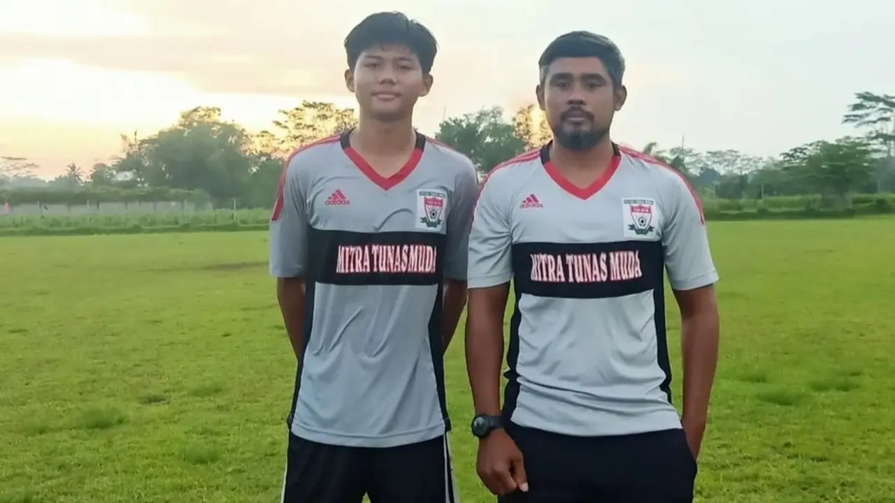 Purwanto Suwondo berpose dengan putranya, Arkhan Kaka Putra.