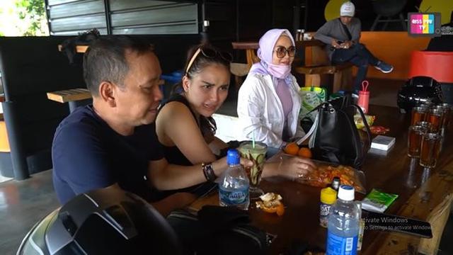 7 Momen Ayu Ting Ting Touring Naik Vespa ke Bogor, Tapi Ujungnya Bikin Kesal