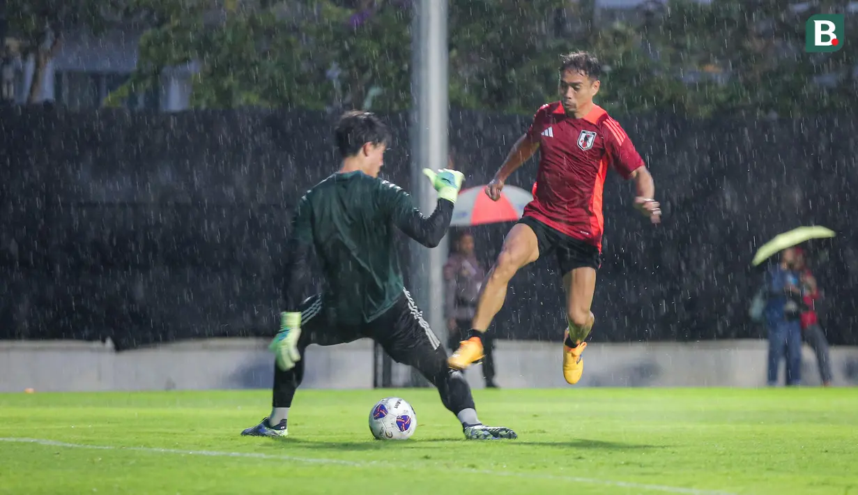 Pemain Jepang, Yuto Nagatomo (kanan) berusaha melewati kiper Kosei Tani saat latihan perdana menjelang laga putaran ketiga Kualifikasi Piala Dunia 2024 melawan Timnas Indonesia yang berlangsung di Lapangan A, kompleks SUGK, Senayan, Jakarta, Senin (11/11/2024). (Bola.com/Bagaskara Lazuardi)