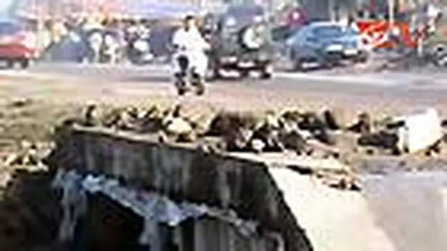 Tanggul Penyangga Jalan Jebol