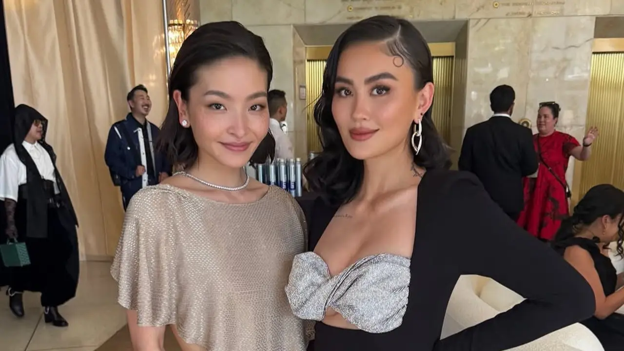 Gaya Elegan Agnez Mo di Gold Gala