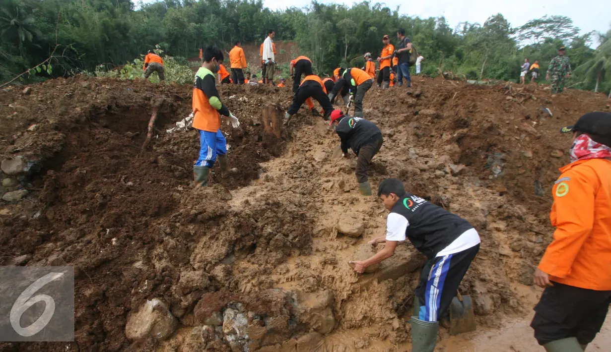 Sejumlah relawan melakukan proses pencarian korban tanah longsor di Desa Caok, Purworejo, Jawa Tengah, Senin (20/6). Proses evakuasi terus dilakukan karena diduga masih ada korban yang belum ditemukan. (Liputan6.com/Boy Harjanto)